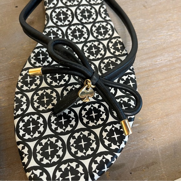 Kate Spade Geometric Bow Sandals 10M Black White Tile Print Flat Vacation - Picture 9 of 9